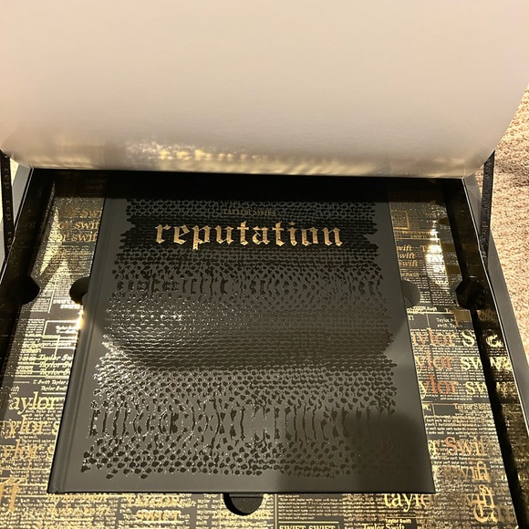 Taylor Swift Reputation VIP box - Picture 4 of 4